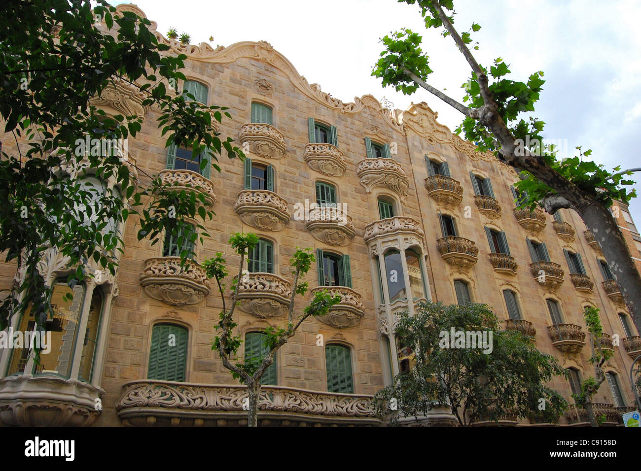 Modernista Building Example Modernista Apartment Building, Barcelona, Spain Stock Photo - Alamy