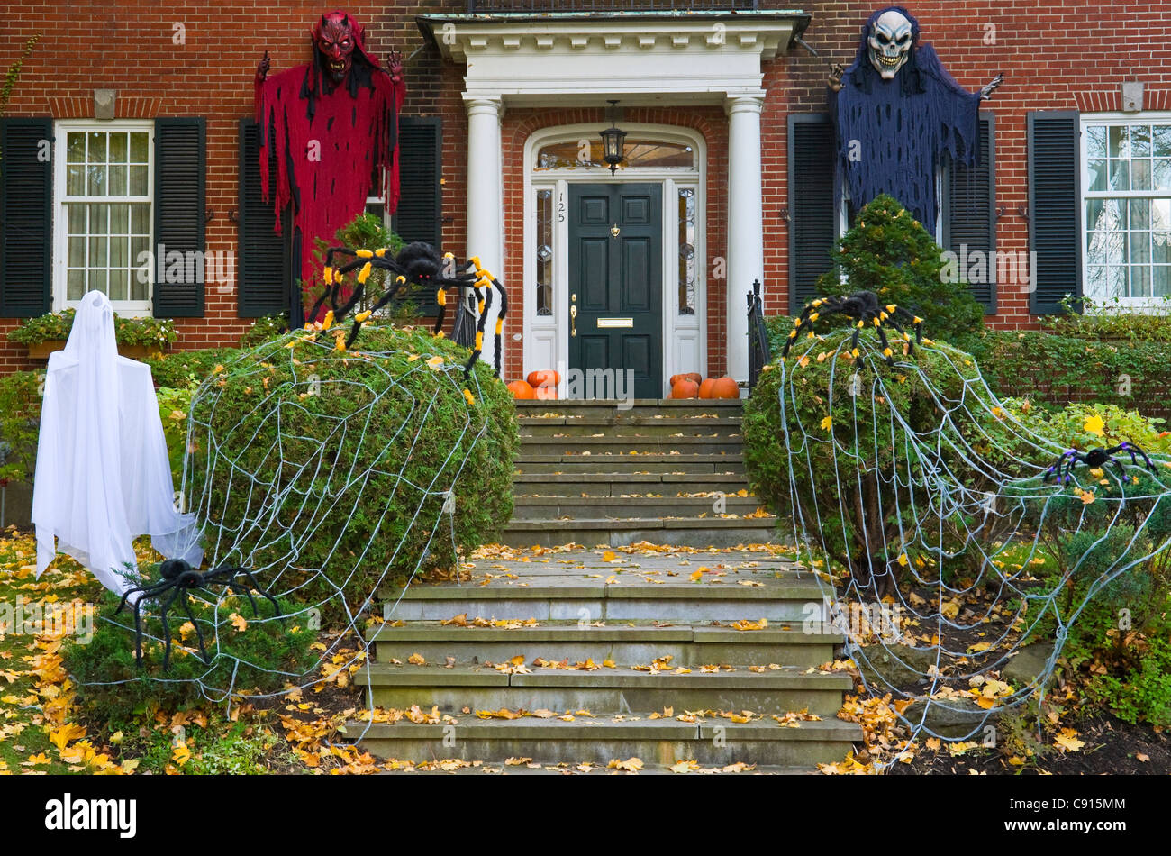 House halloween decorations canada hi-res stock photography and images -  Alamy