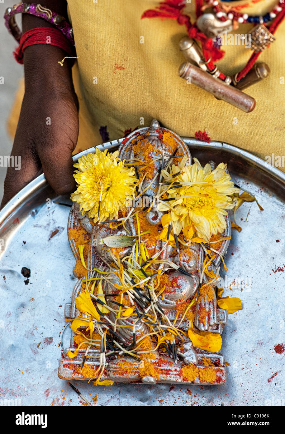 Poor Indian beggar girls plate with hindu idol. Ganesha Stock Photo - Alamy