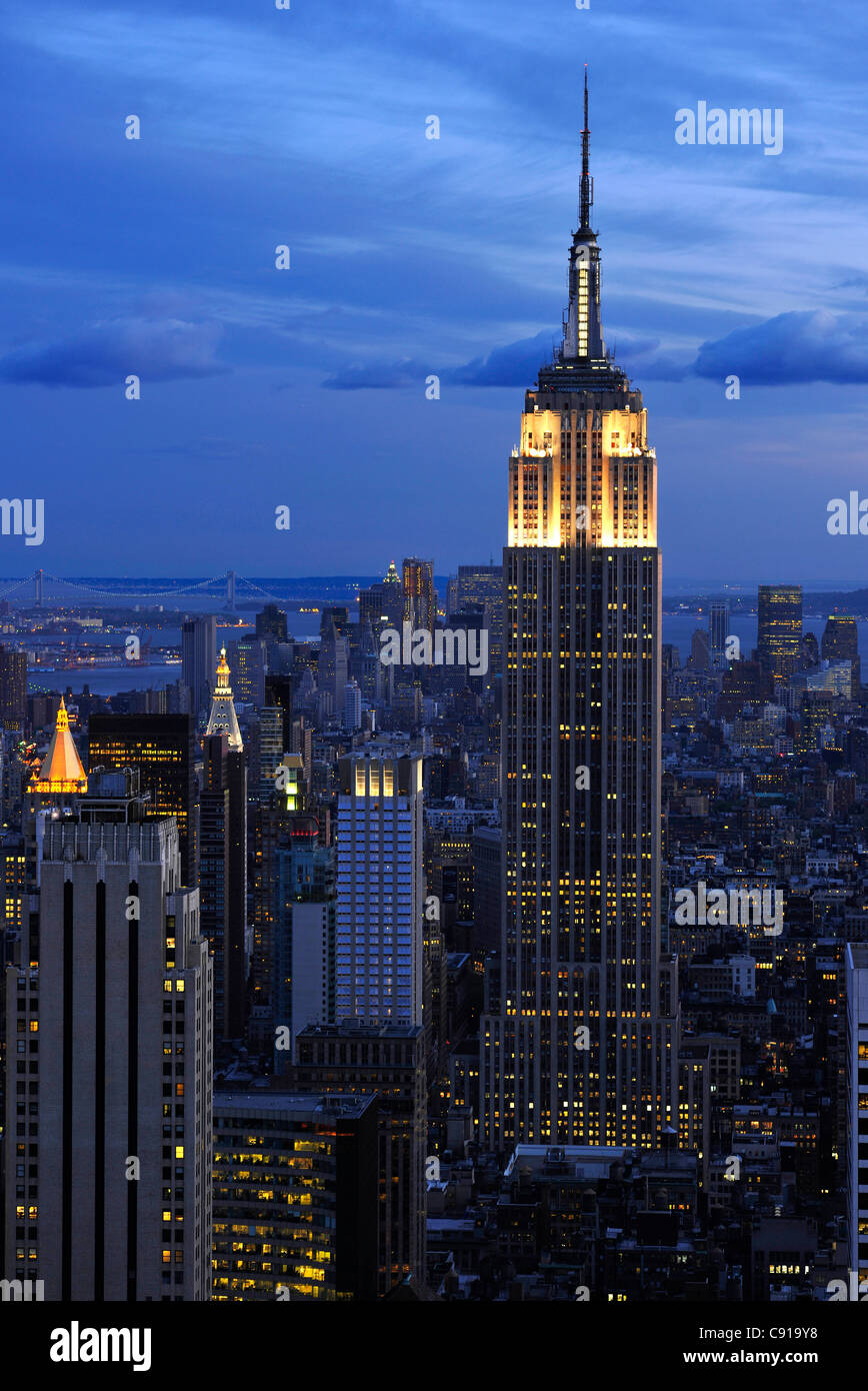 Skyline Empire State Building At Night New York City New York Stock Photo Alamy