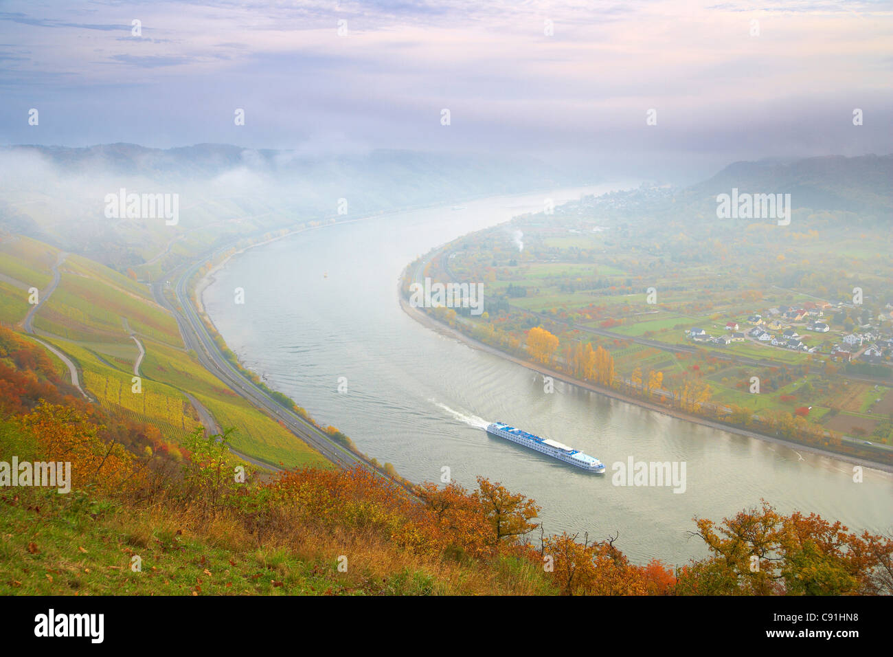 View from the Gedeonseck at the horse-shoe bend at Boppard with Vineyards River Rhine Cultural Heritage of the World: Oberes Mit Stock Photo