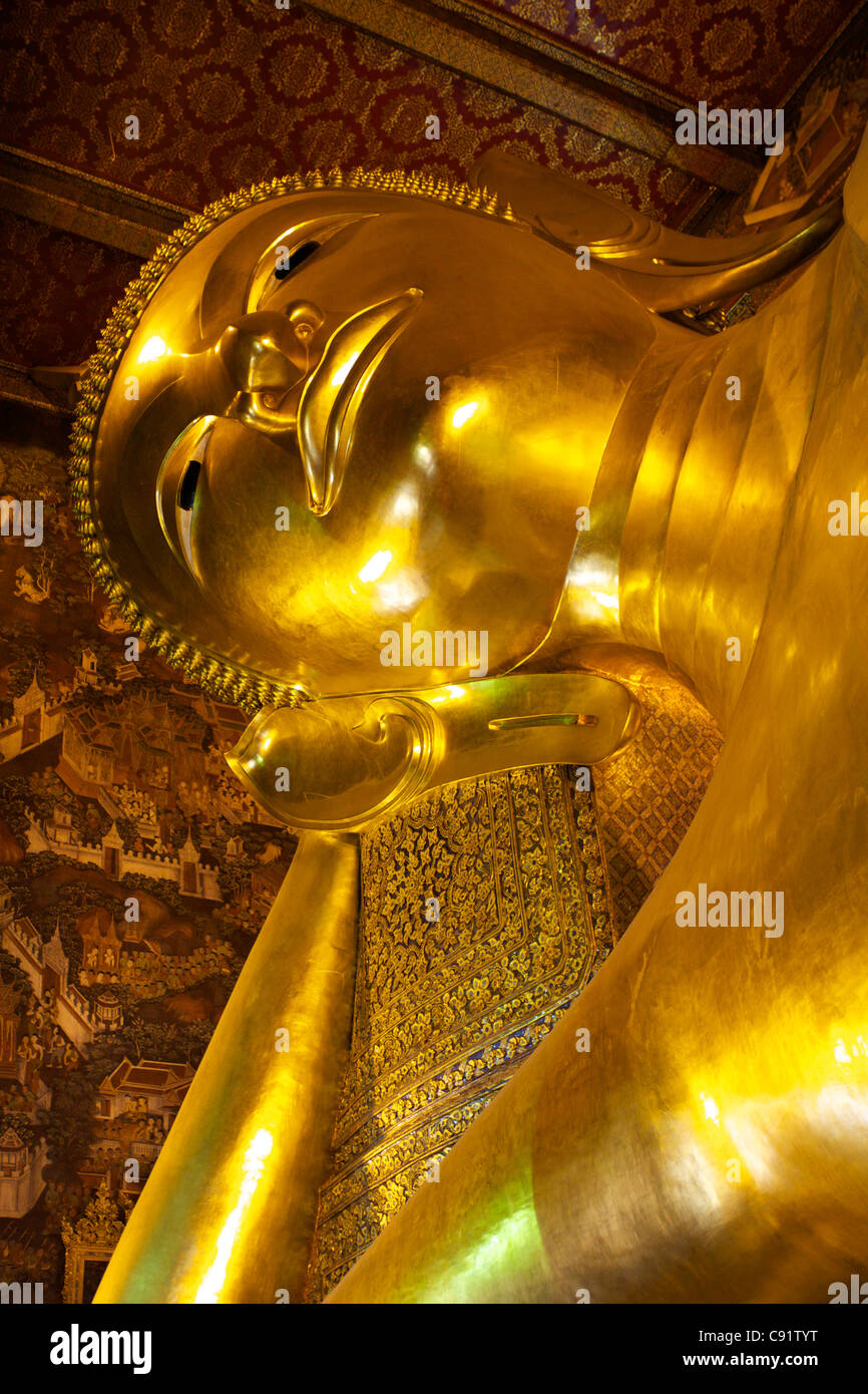 Golden plated head of the reclining Buddha - 46 meters long and 15 meters high at the Wat Pho temple (Wat Phra Chetuphon) Stock Photo