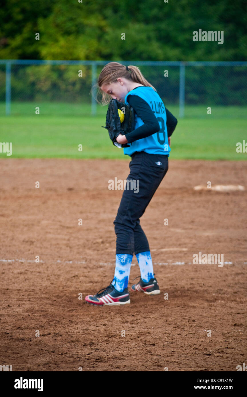 Young girl, 11, 12, 13 years old pitching Stock Photo Alamy