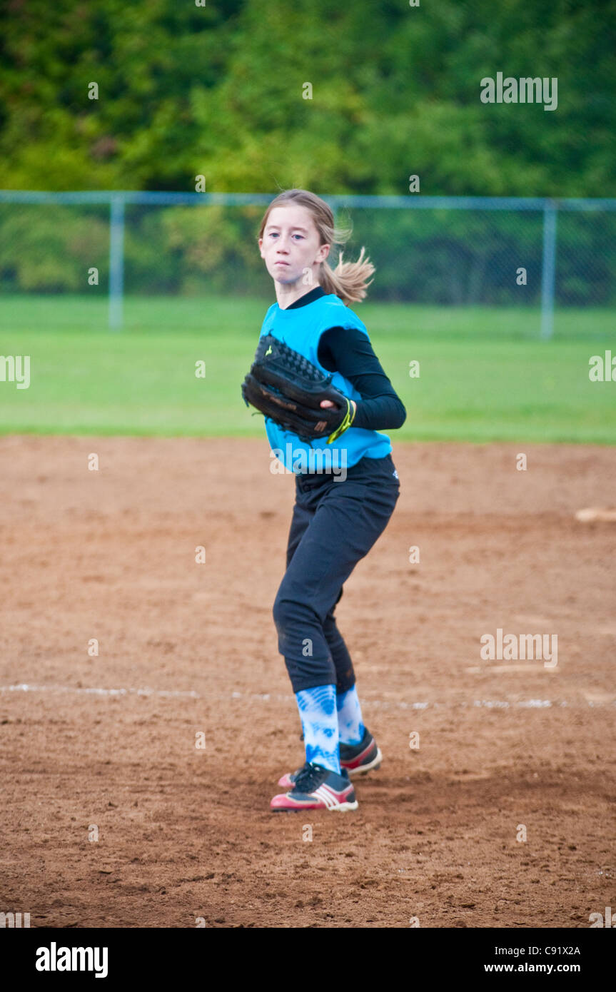 Young girl, 11, 12, 13 years old pitching Stock Photo Alamy