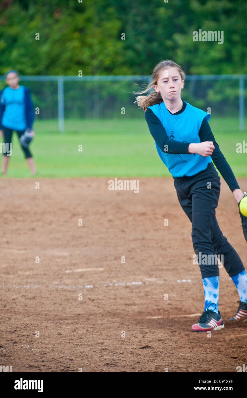 Young girl, 11, 12, 13 years old pitching Stock Photo Alamy