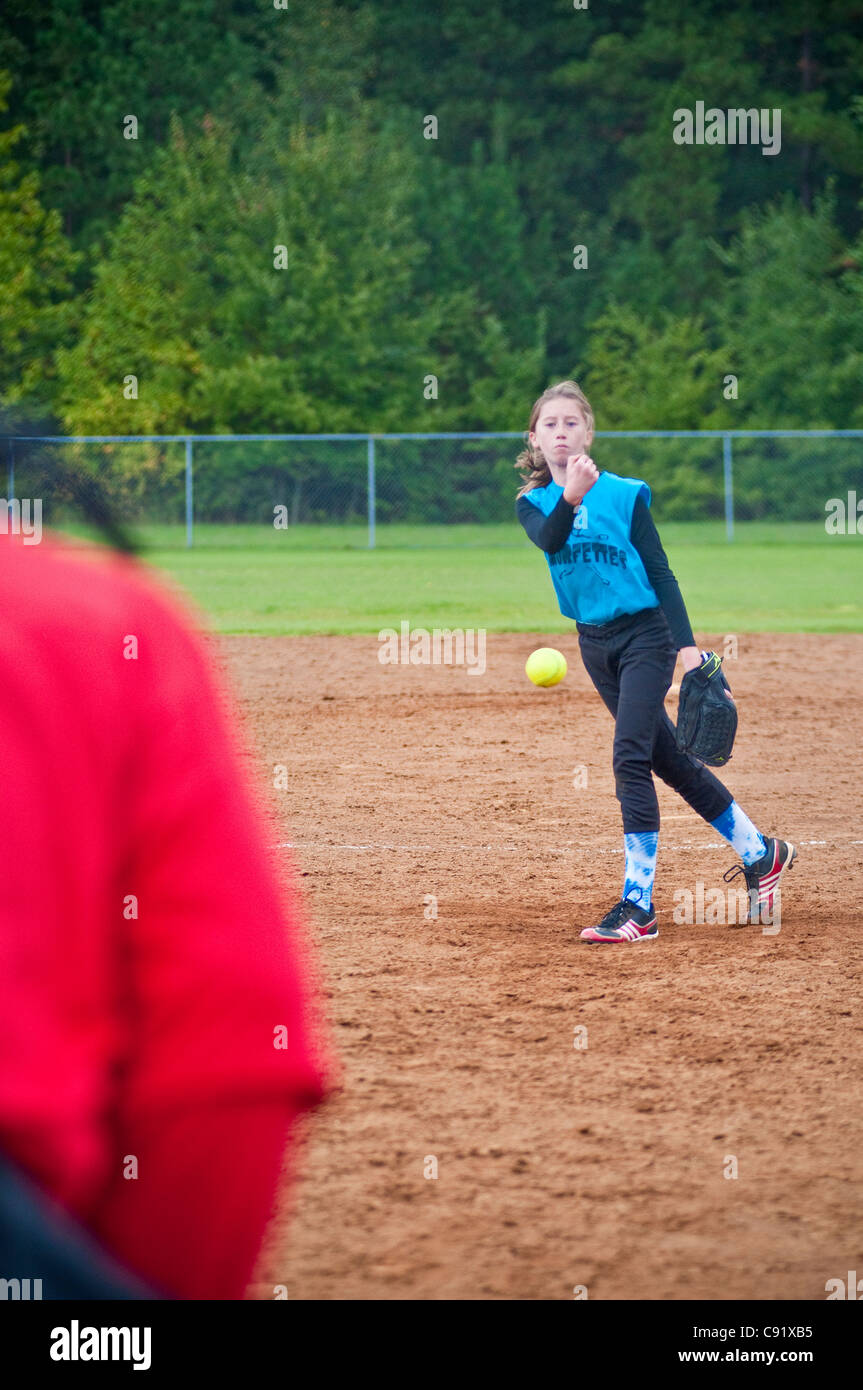 Young girl, 11, 12, 13 years old pitching Stock Photo Alamy