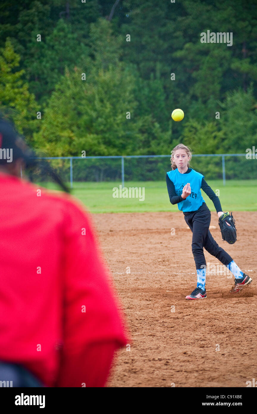 Young girl, 11, 12, 13 years old pitching Stock Photo Alamy