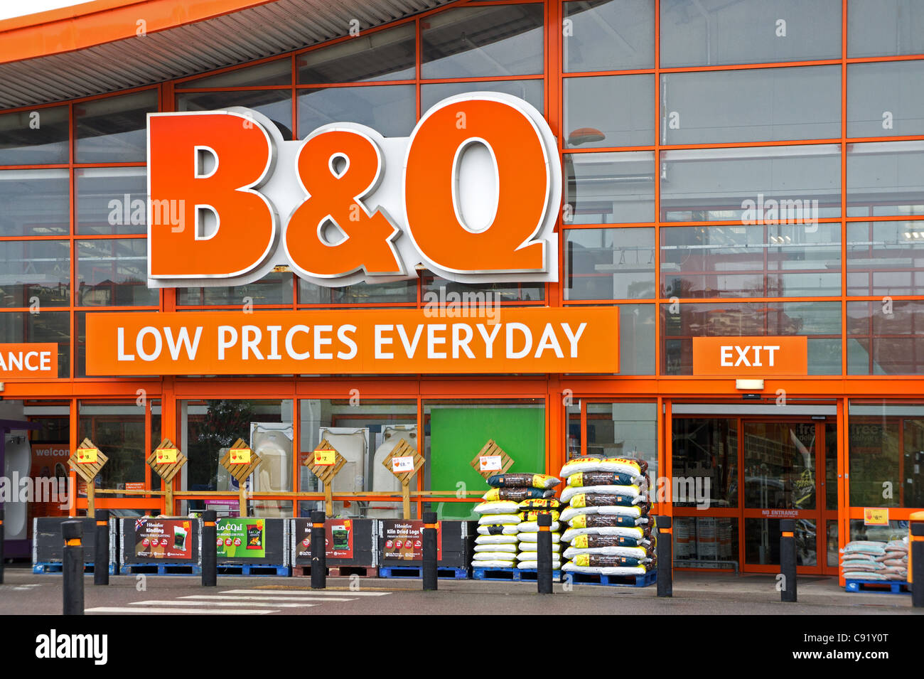 B And Q Diy Store Hi res Stock Photography And Images Alamy