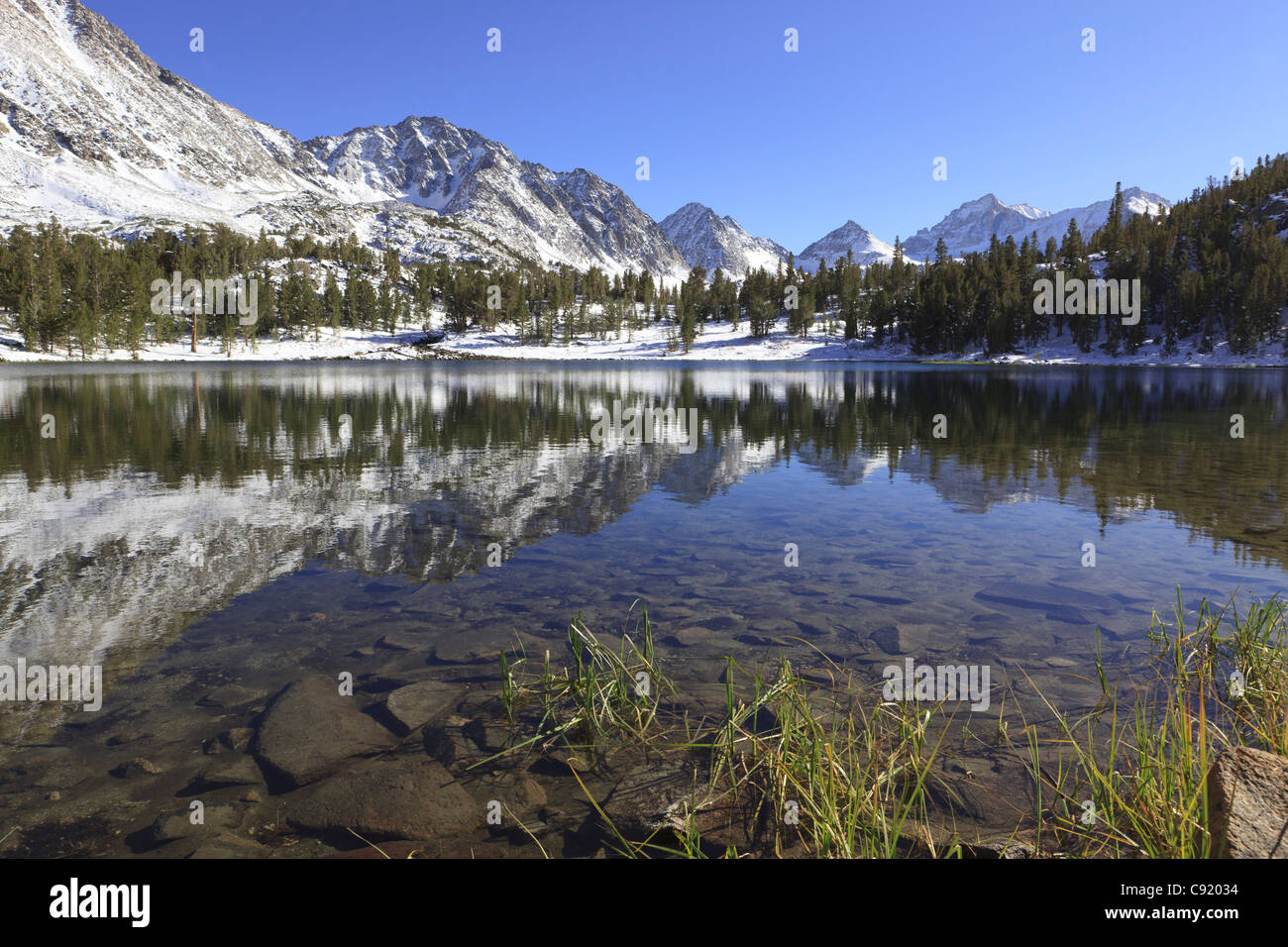 Alpine reflections at Heart Lake in eastern Sierra Nevada mountains ...