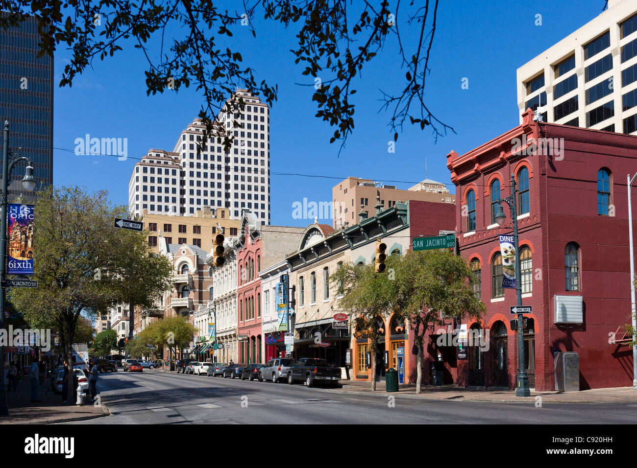 Bars and restaurants on East 6th Street in historic downtown Austin, Texas, USA Stock Photo
