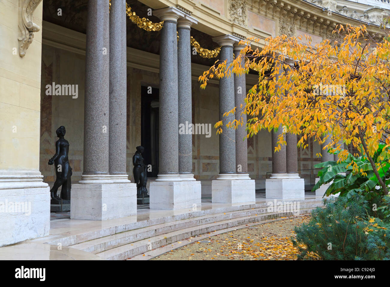 Petit Palais, Paris, France. Designed by Charles Girault and built for the Exhibition of 1900. Garden and peristyle in autumn. Stock Photo