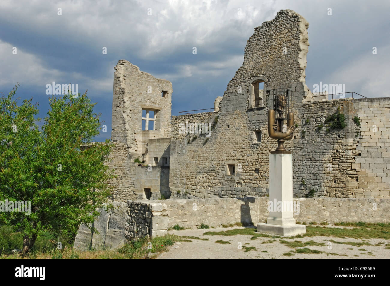 Statue of Marquis de Sade at the ruins of chateau in Lacoste in the  Vaucluse (84) departement of France Stock Photo - Alamy