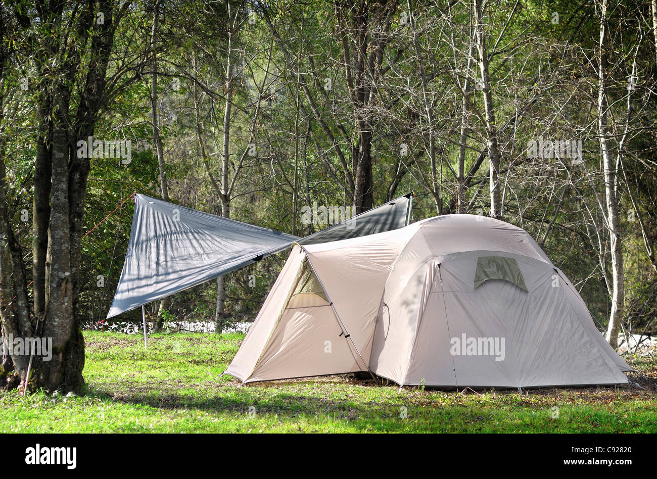Tarpaulin hires stock photography and images Alamy