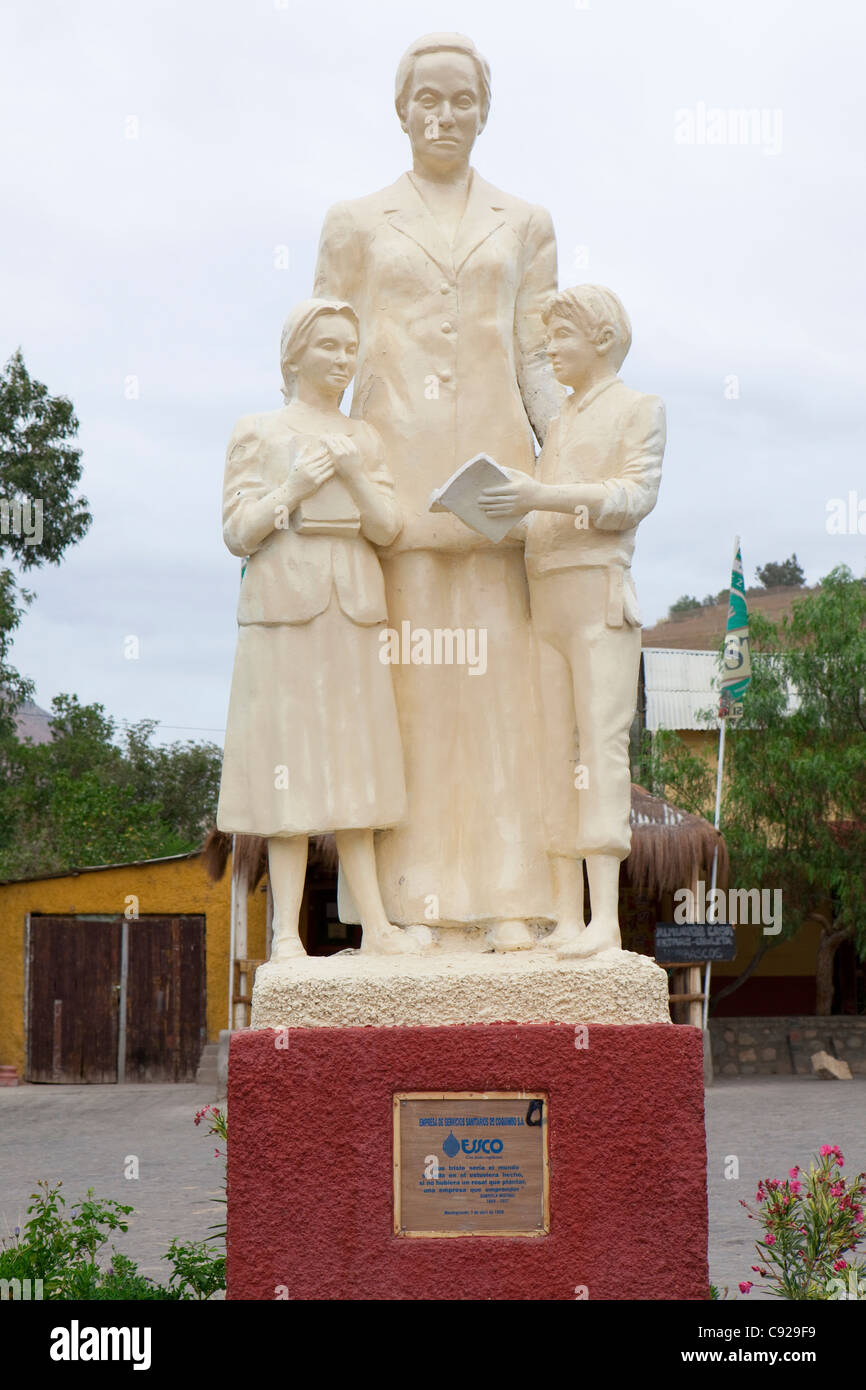 Chile, Coquimbo Region, Valle de Elqui, Montegrande, Gabriela Mistral statue Stock Photo