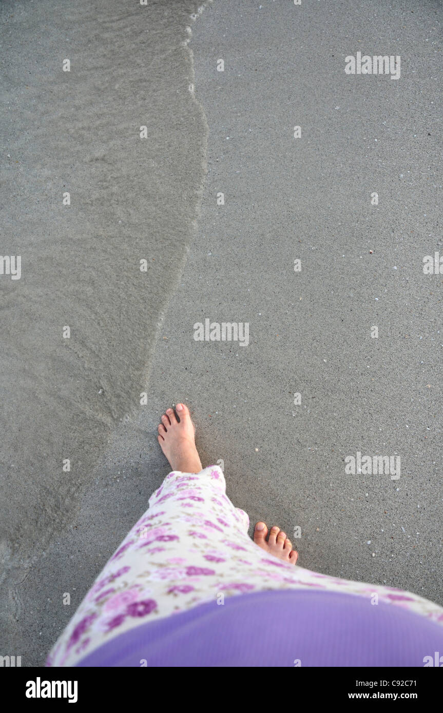 Woman barefoot walking beach hi-res stock photography and images - Alamy
