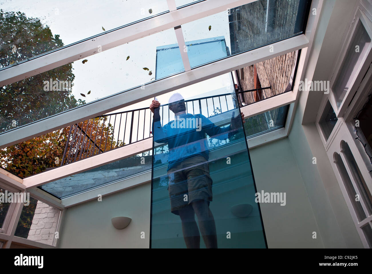 https://c8.alamy.com/comp/C92JK5/double-glazing-windows-being-installed-on-conservatory-roof-C92JK5.jpg