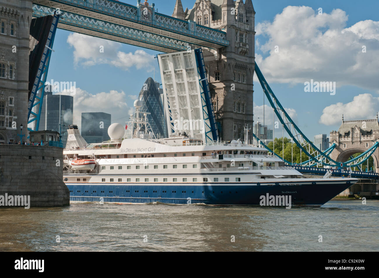 Cruise ship london tower bridge hi-res stock photography and images - Alamy