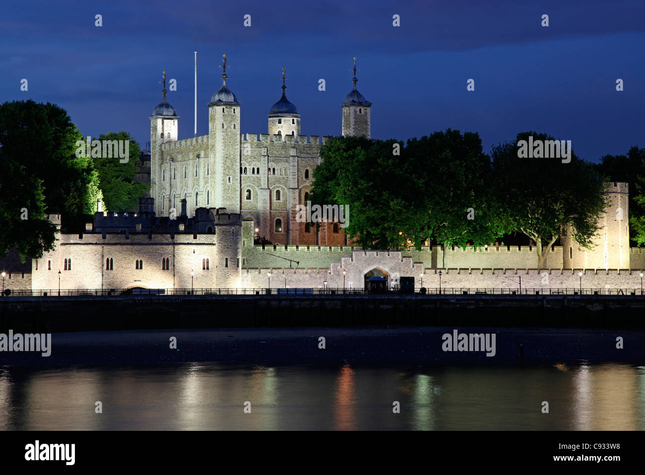 London was founded in. Лондонский Тауэр Вильям. William the Conqueror Tower of London. Tower of London in 1066. The Tower of London was by William the Conqueror in 1078.