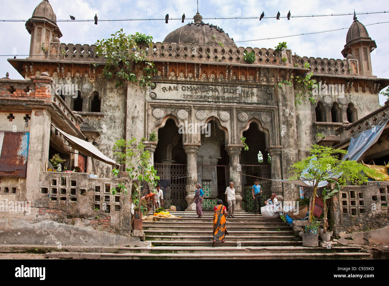 The dilapidated Zenana Bathing Ghat behind the busy Mullik Ghat flower market near Howrah bridge. Stock Photo