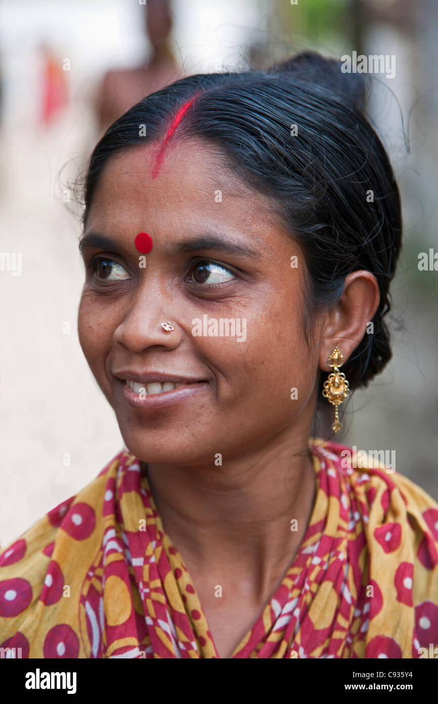 A Hindu woman with a red dot, or bindi, on her forehead at Santipur village on the banks of the Hooghly River. Stock Photo