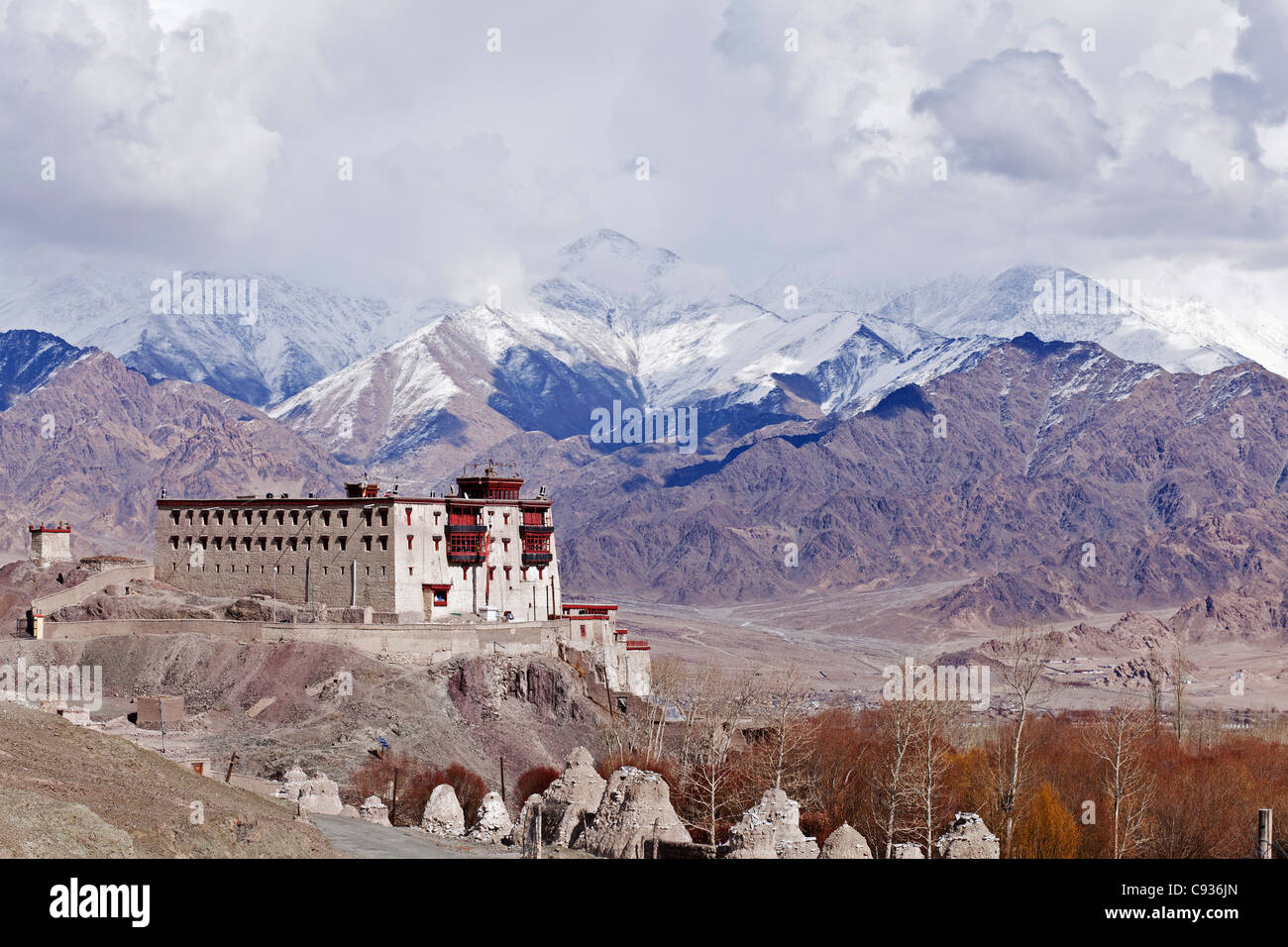India, Ladakh, Stok. Stok Palace, home to the Queen of Ladakh, with the Ladakh Range in the background. Stock Photo