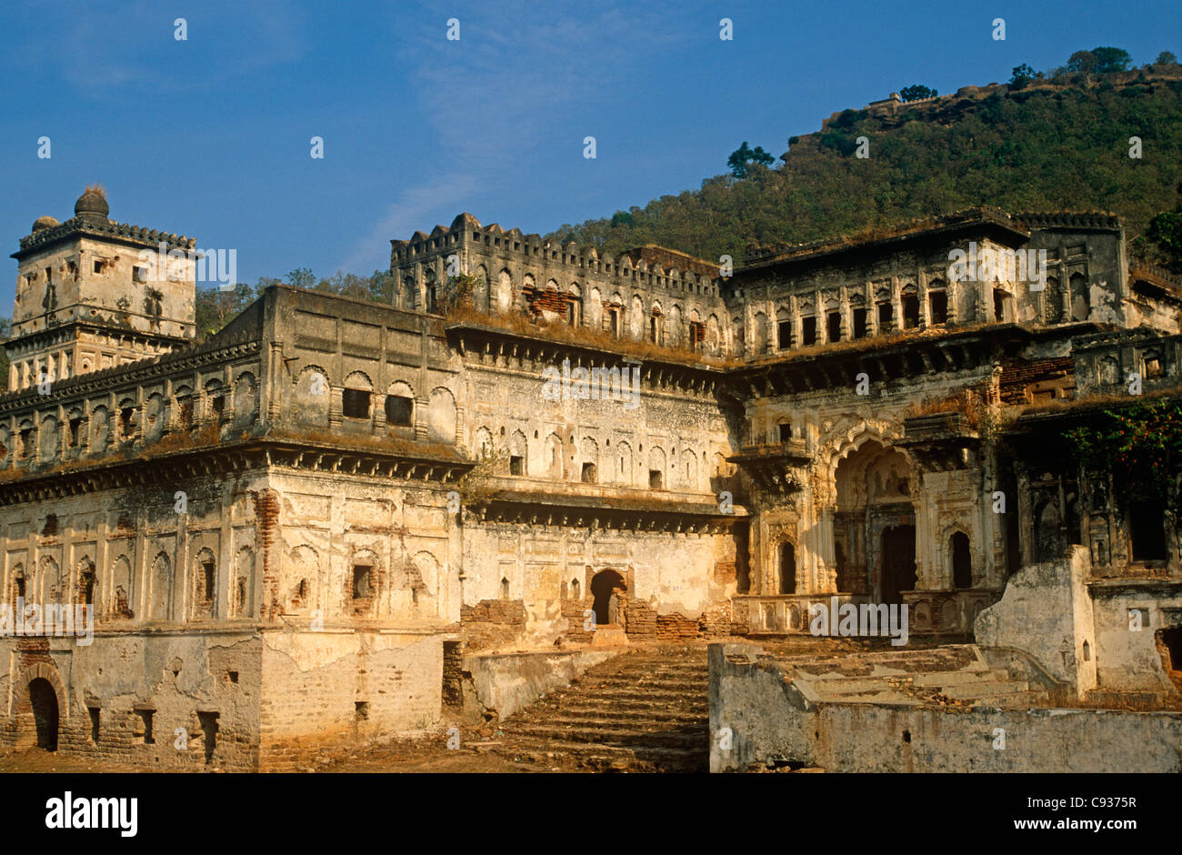 India, Madhya Pradesh, Ajaigarh. A now abandoned palace complex lies at the foot of Ajaigarh Fort. Stock Photo