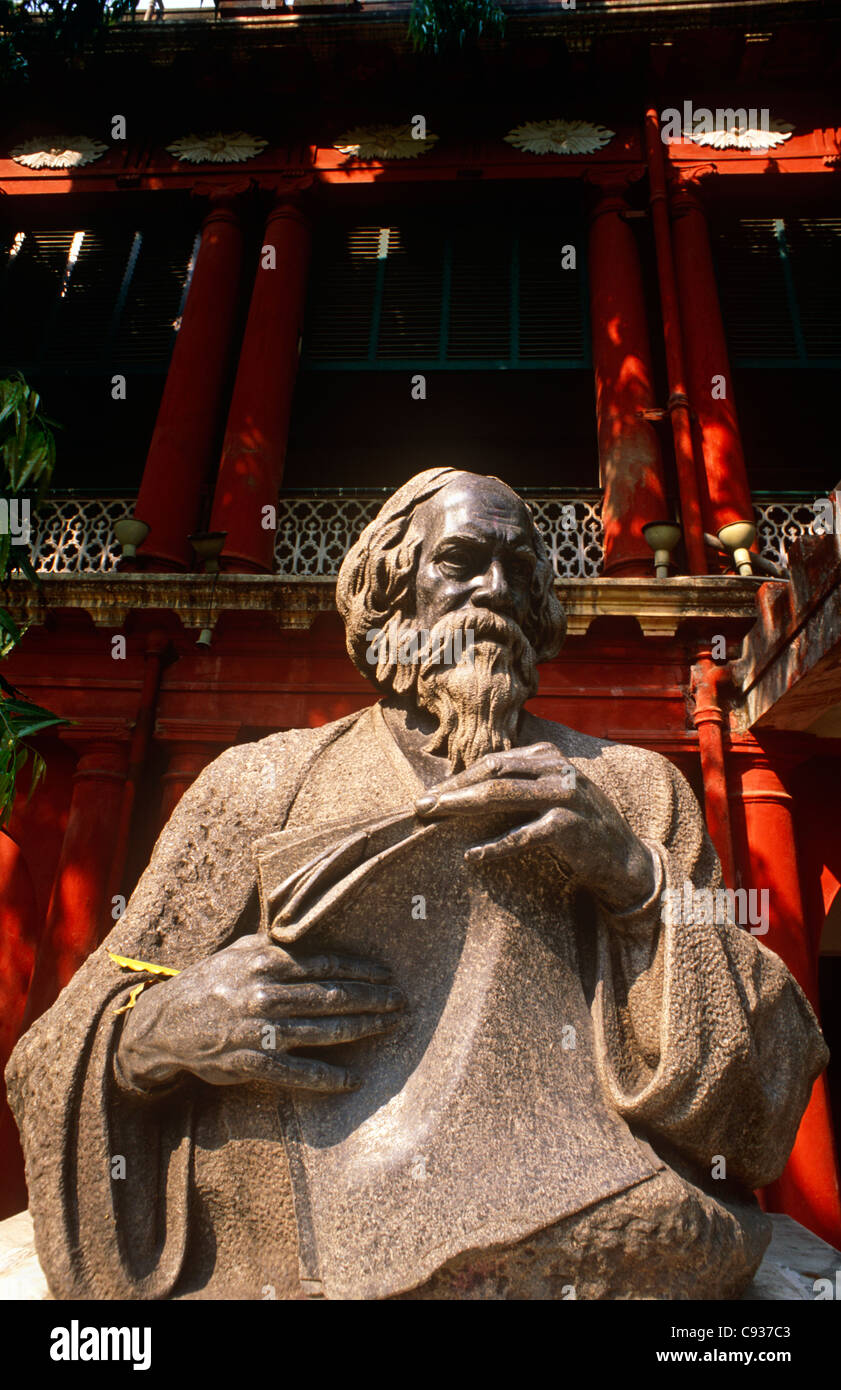 India, West Bengal, Kolkata. A statue of Rabindranath Tagore. Stock Photo