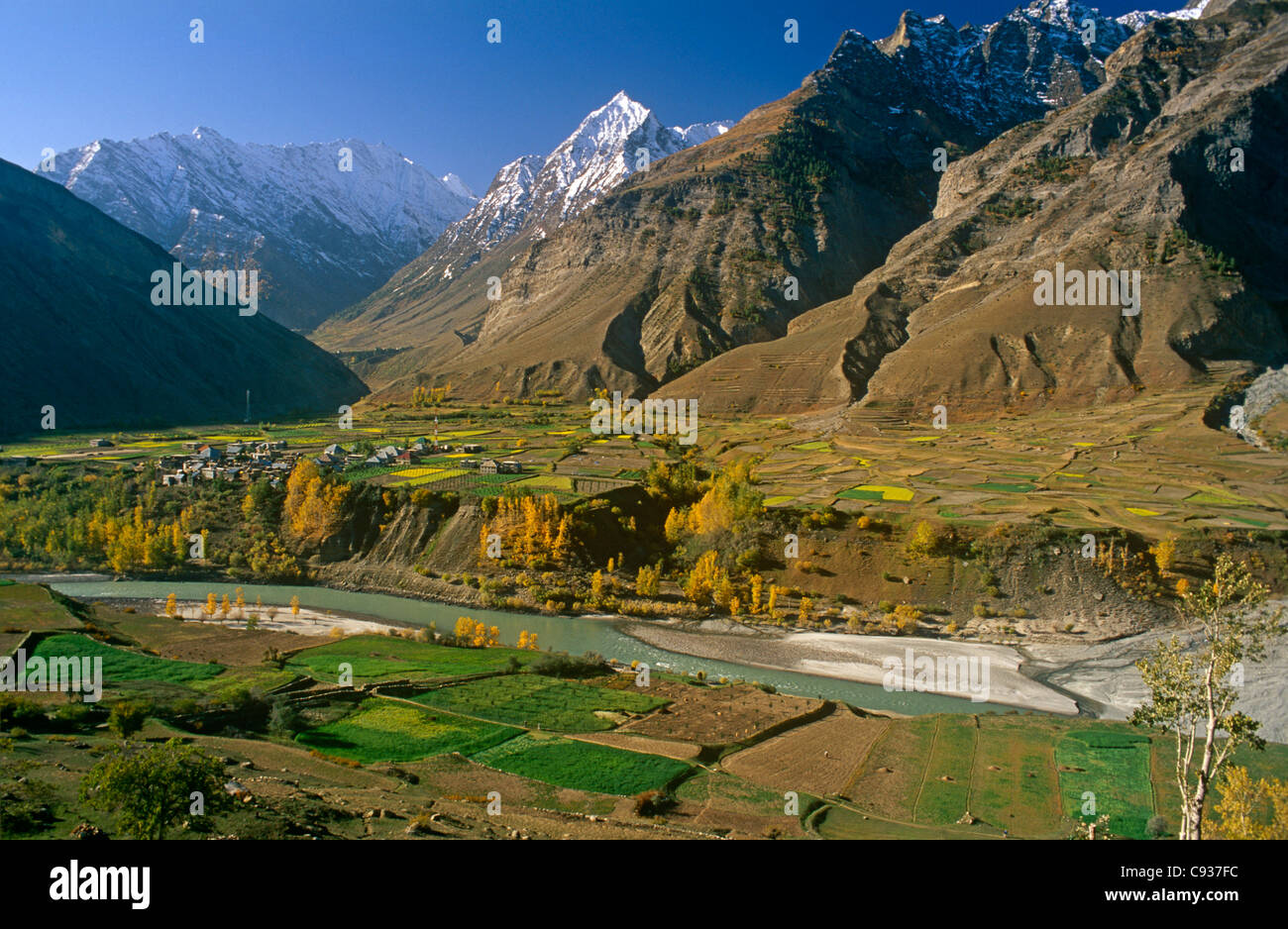 India, Himachal Pradesh, Lahaul, near Keylong. The Pattan Valley at Tandi marks the confluence of the Chandra and Bhaga Rivers. Stock Photo
