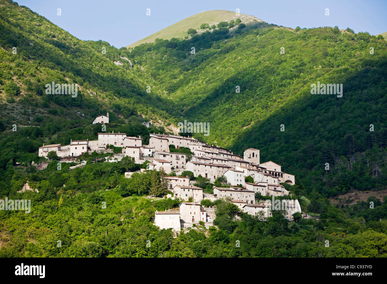 Italy, Umbria, Campi. The small and ancient village of Campi, near Norcia, perched on a hillside. Stock Photo