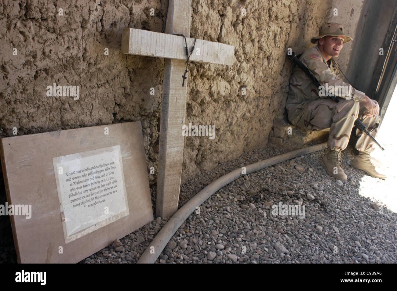 A member of the U.S. military sits by a memorial to fallen comrades at the PRT post at Gardez, Paktia province, Afghanistan Stock Photo