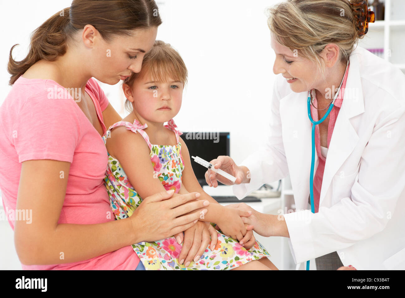 Female doctor injecting child Stock Photo