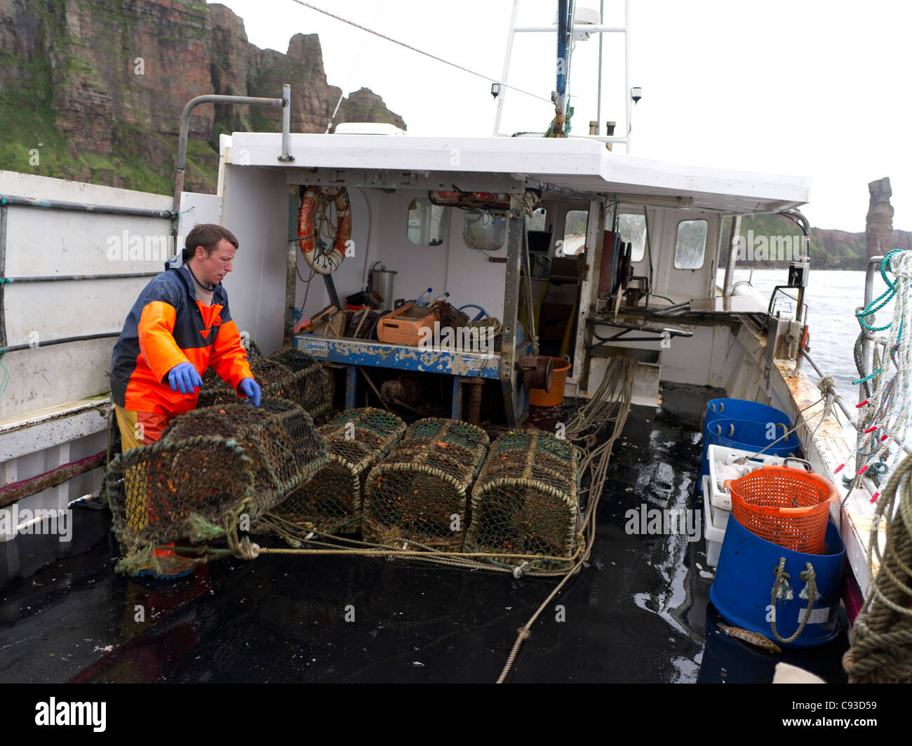dh  FISHING ORKNEY Fishermen laying creels aboard fishing boat Stock Photo