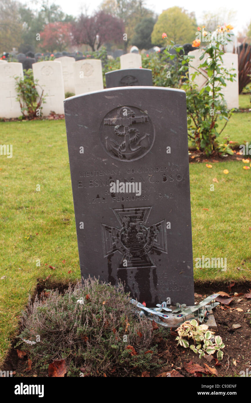 Grave of Lieutenant Commander Eugene Esmonde VC Woodlands Road Cemetery Gillingham Kent UK Stock Photo