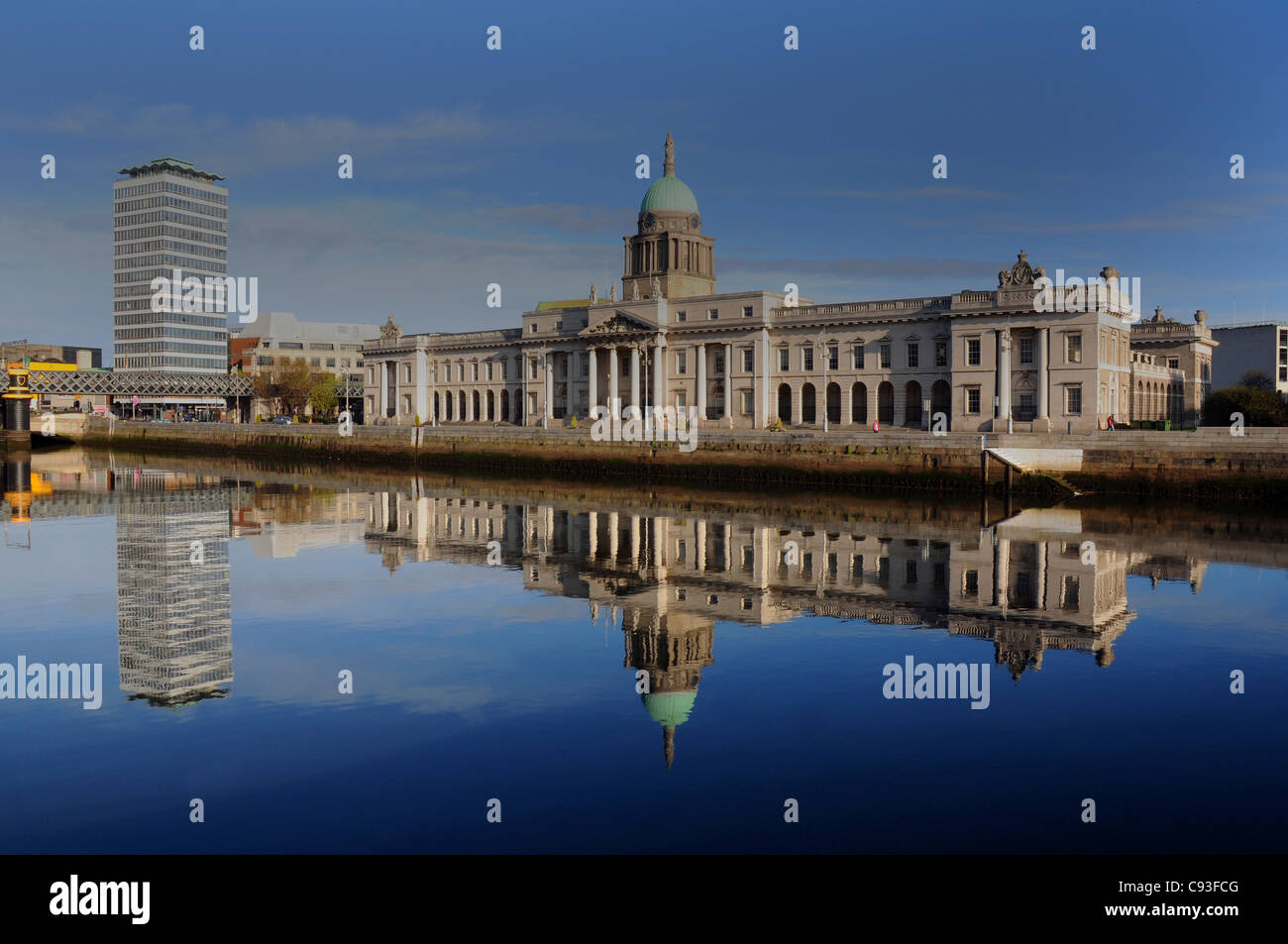 THE OLD CUSTOMS HOUSE REFLECTED IN THE RIVER LIFFEY, DUBLIN, SOUTHERN IRELAND Stock Photo