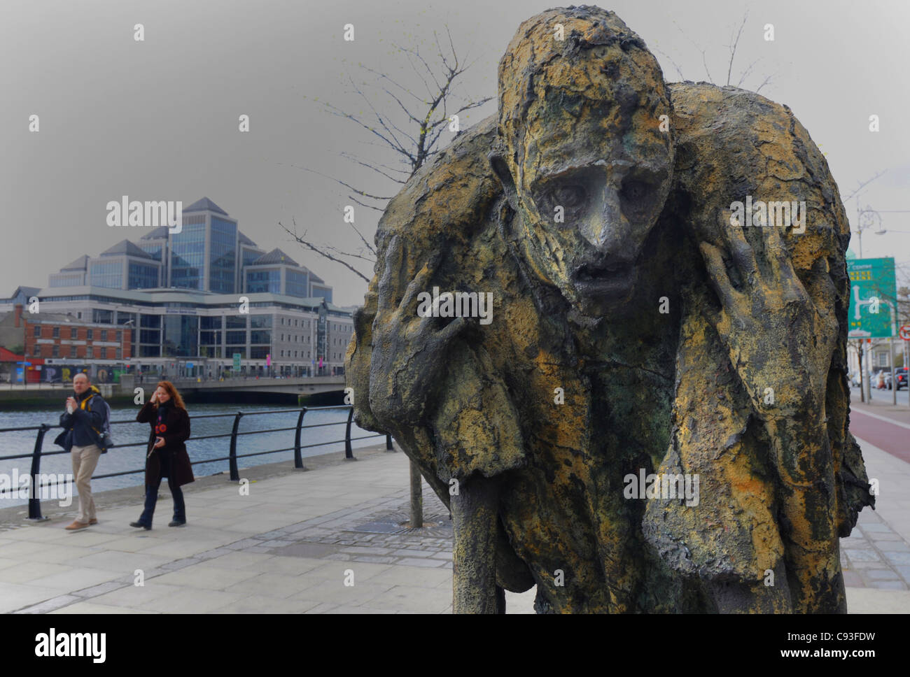 THE IRISH FAMINE MEMORIAL STATUES ALONGSIDE THE RIVER LIFFEY AT DUBLIN