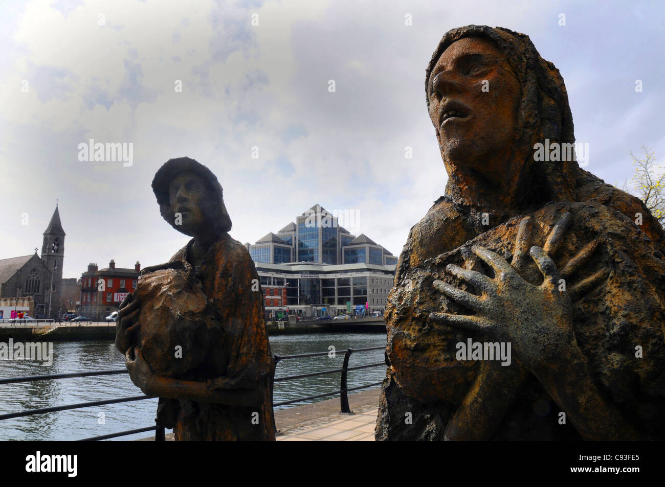 THE IRISH FAMINE MEMORIAL STATUES ALONGSIDE THE RIVER LIFFEY AT DUBLIN Stock Photo