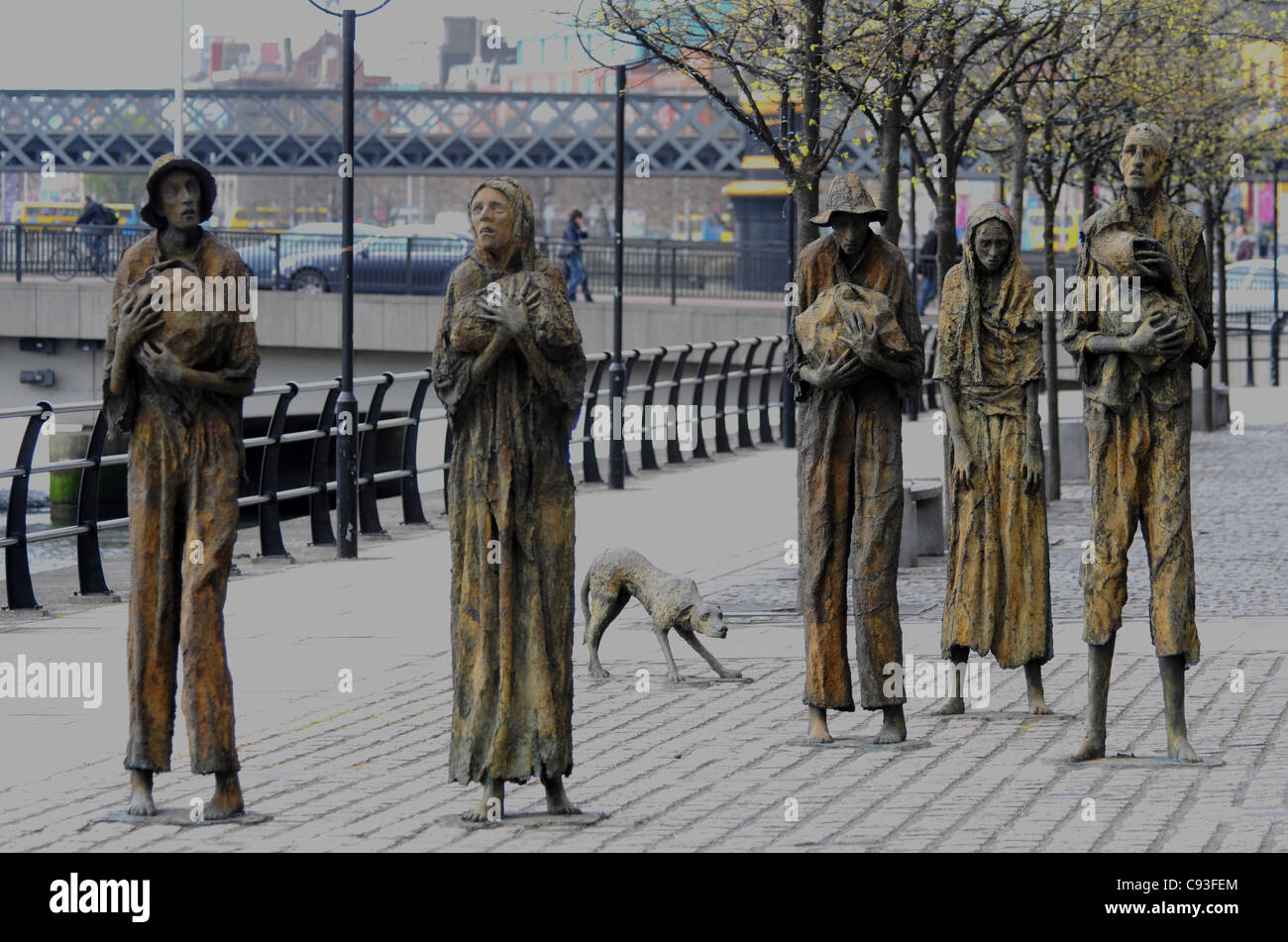 THE IRISH FAMINE MEMORIAL STATUES ALONGSIDE THE RIVER LIFFEY AT DUBLIN Stock Photo