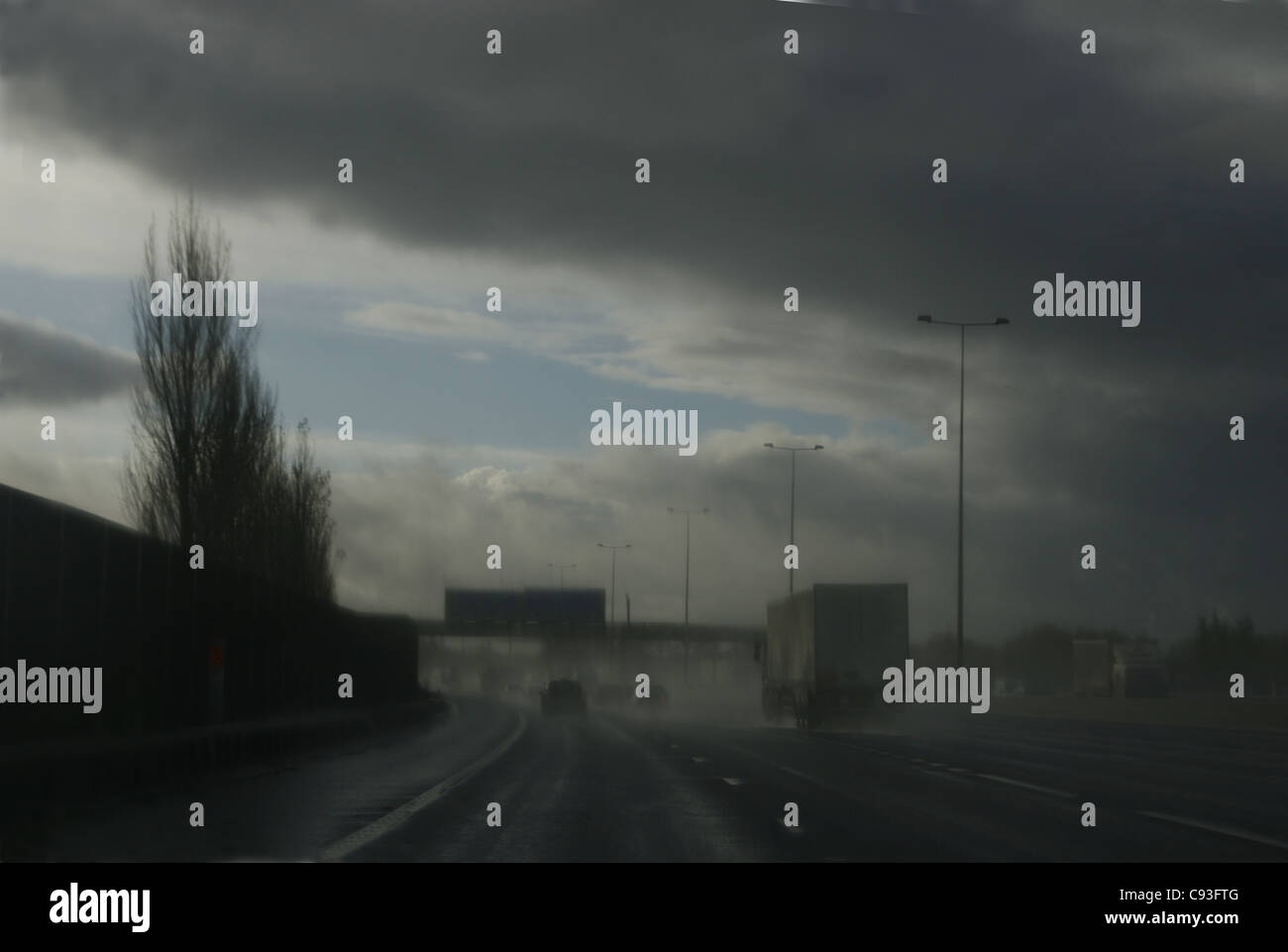 ENGLAND.Surrey. M25. motorway. Heavy spray Stock Photo Alamy