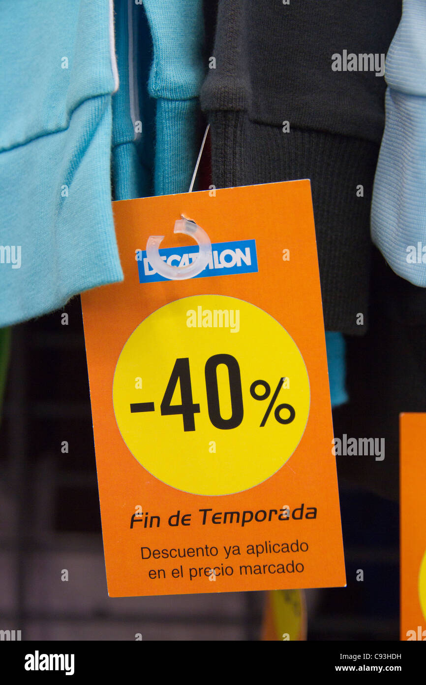 Decathlon store cartel -40% sale Fin de temporada Spain Stock Photo - Alamy
