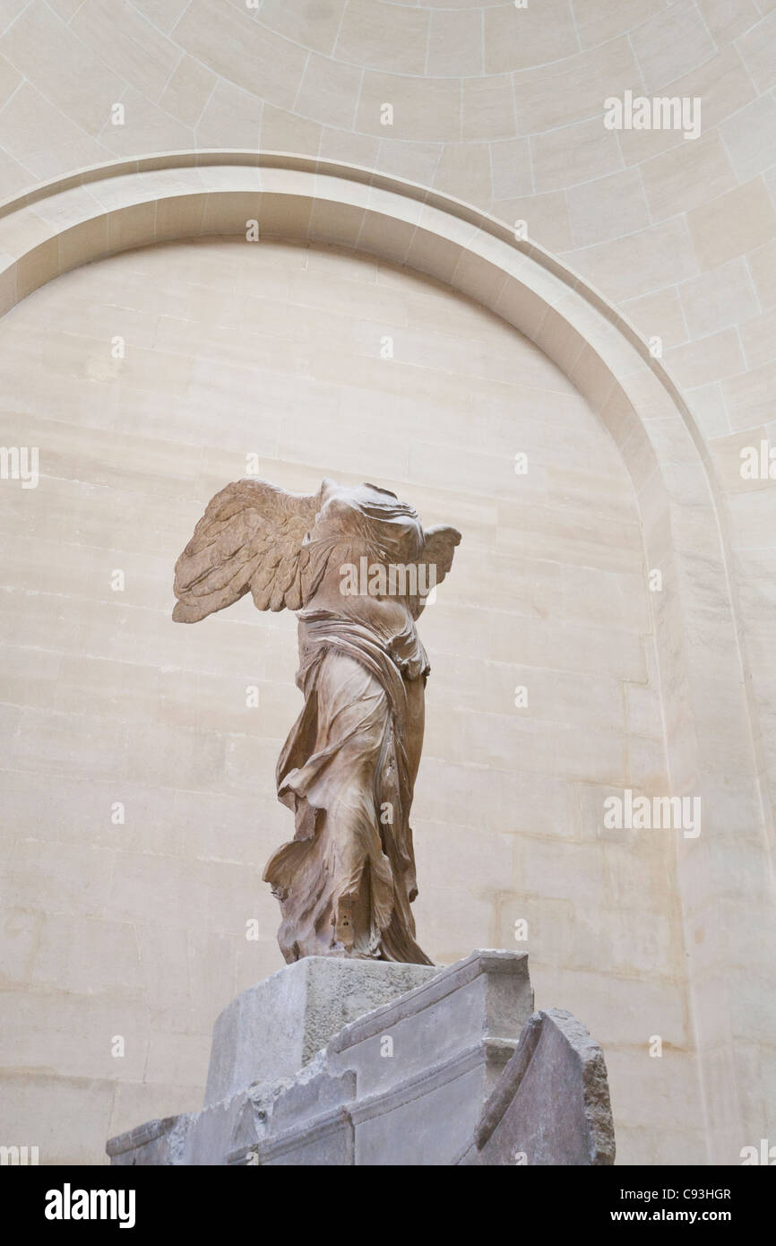 the louvre winged victory