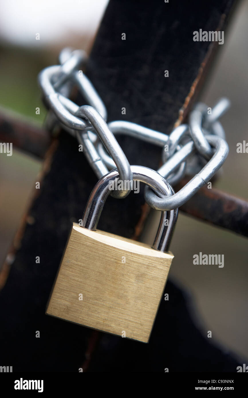 Chain and padlock Stock Photo Alamy