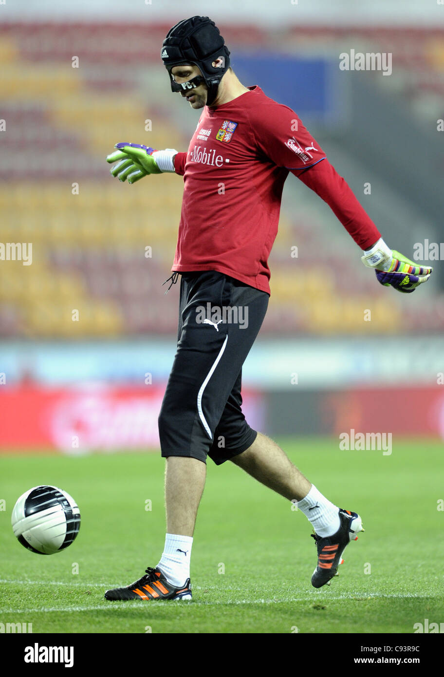 Czech national soccer goalkeeper Petr Cech practises with a new mask ...