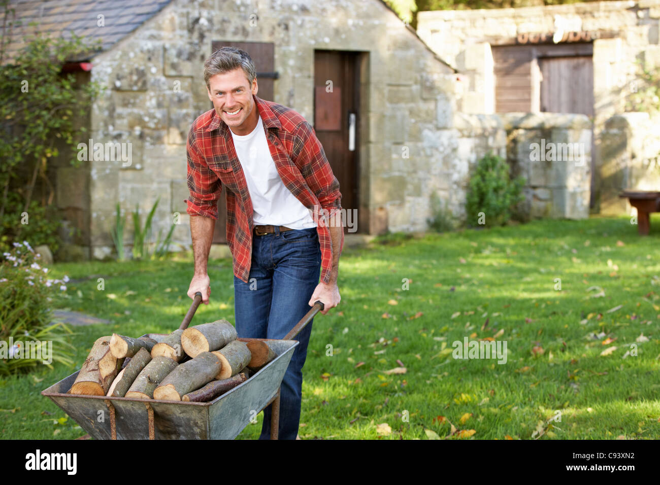 Женщина работает в саду. Working in the country. Семья в огороде. Женщина в огороде. Тачка деревенская.