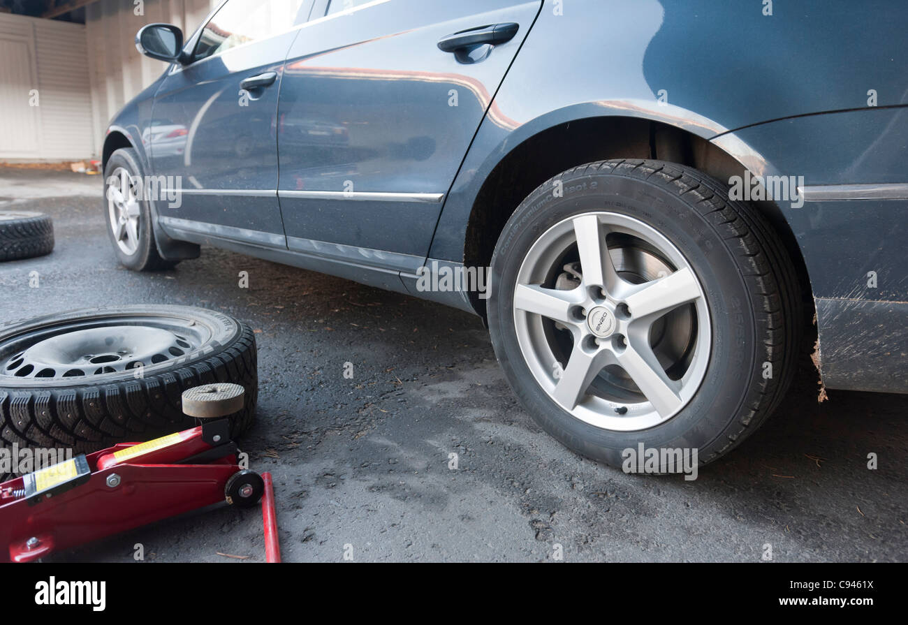 Changing the summer tires to winter tires, anticipating the Finnish