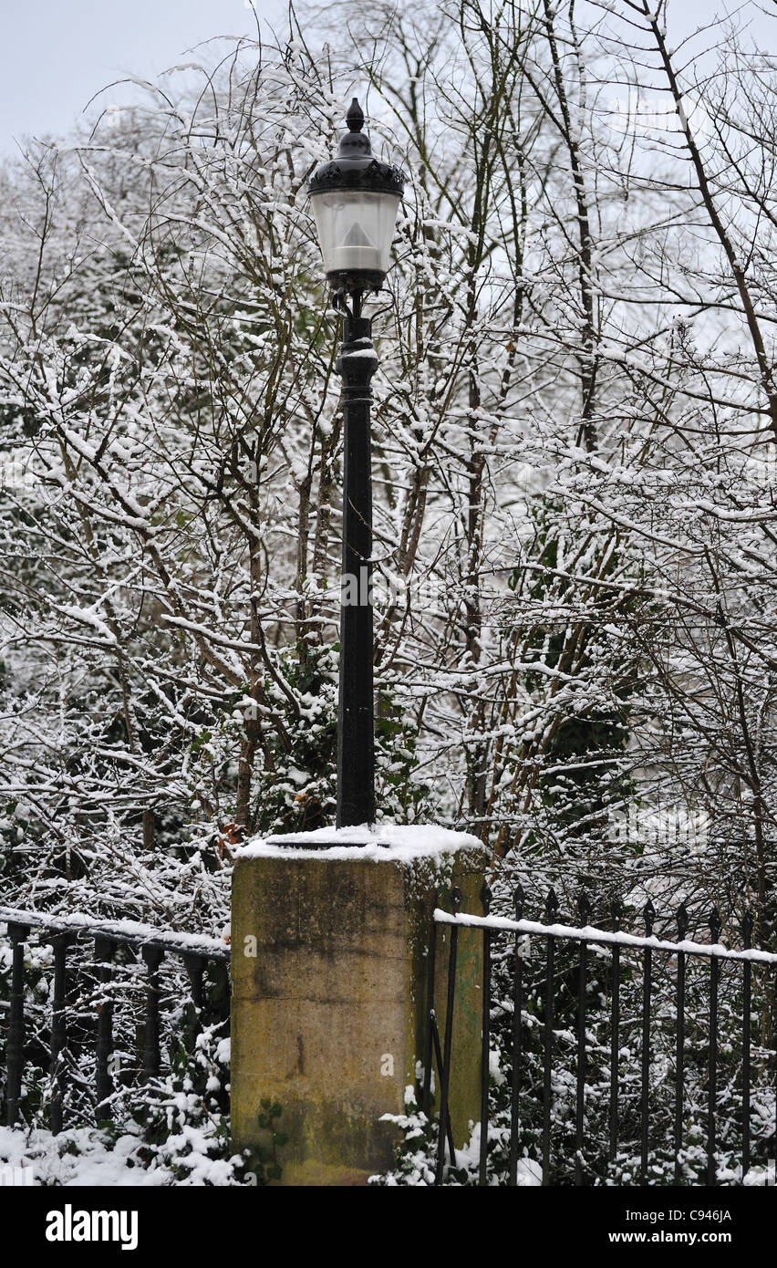 Street lamp london hi-res stock photography and images - Alamy