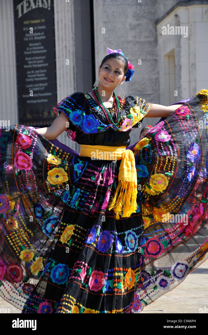 Mexican traditional dancing Stock Photo - Alamy