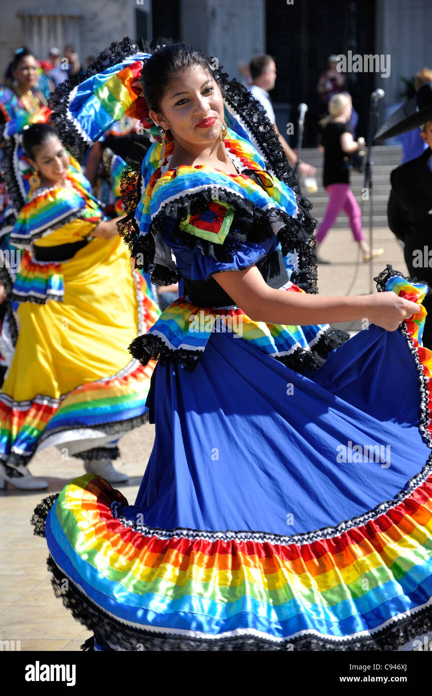 Mexican traditional dancing Stock Photo - Alamy