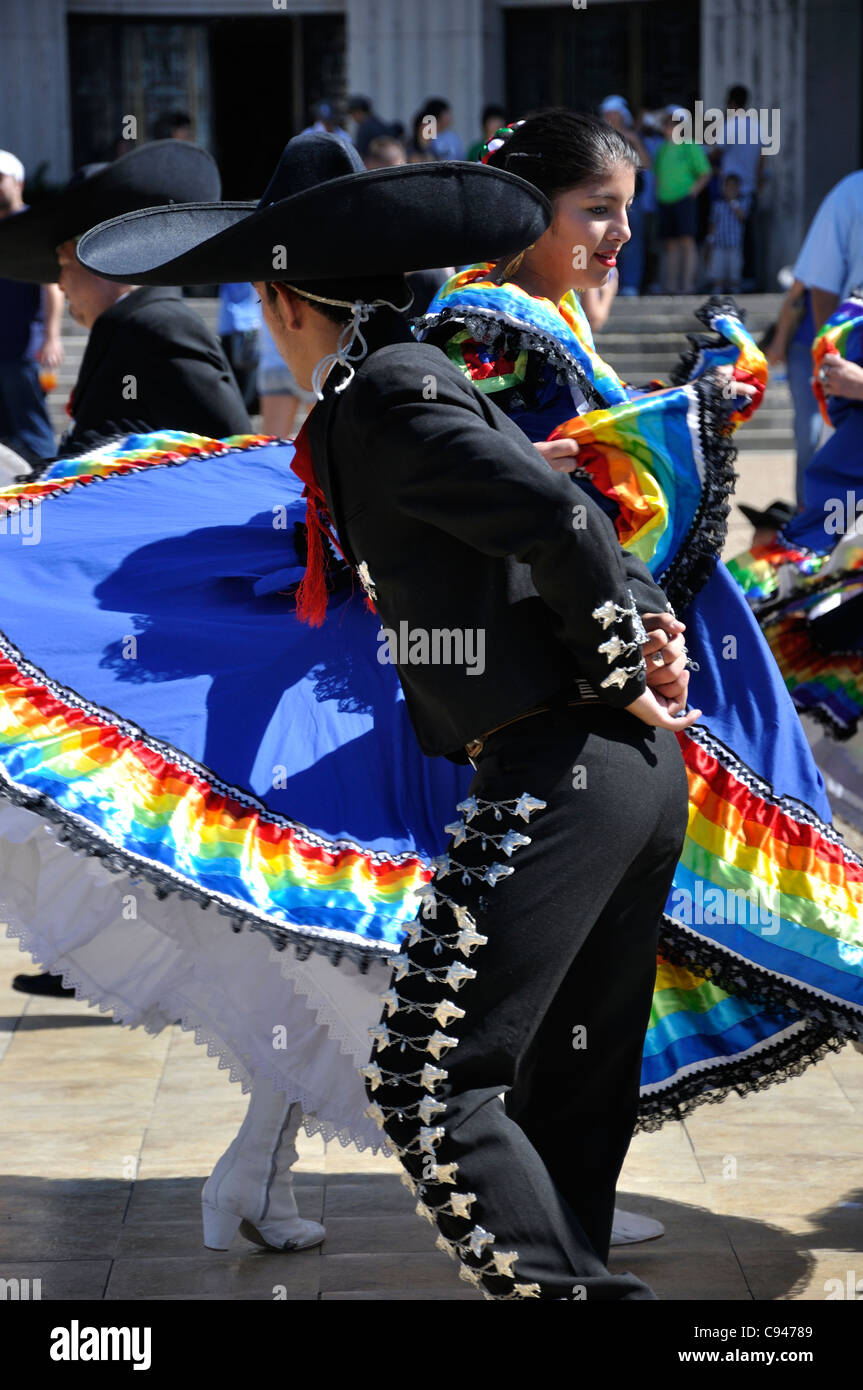 Mexican traditional dancing Stock Photo - Alamy