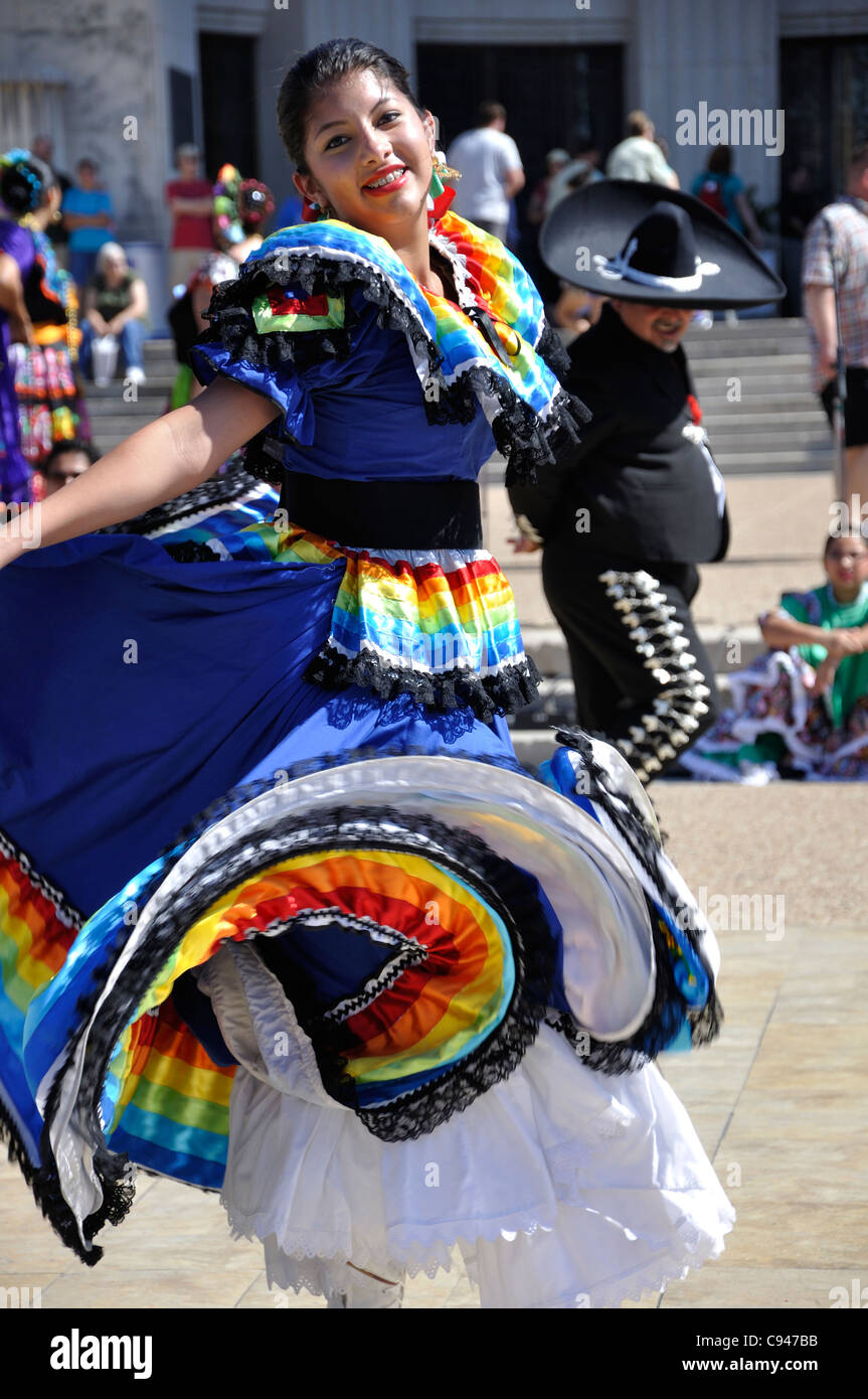 Mexican traditional dancing Stock Photo - Alamy