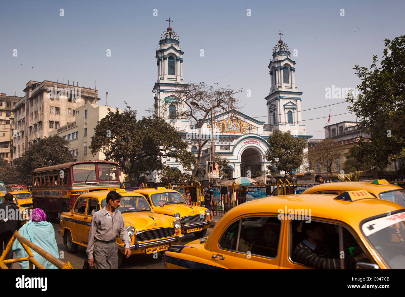 India, West Bengal, Kolkata, Barabazaar, Brabourne Road, Holy Rosary Catholic Cathedral amongst traffic Stock Photo